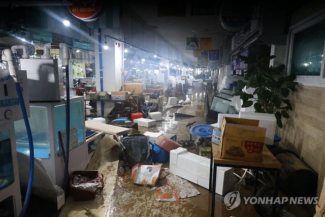 2년 연속 물에 잠긴 당진 어시장
