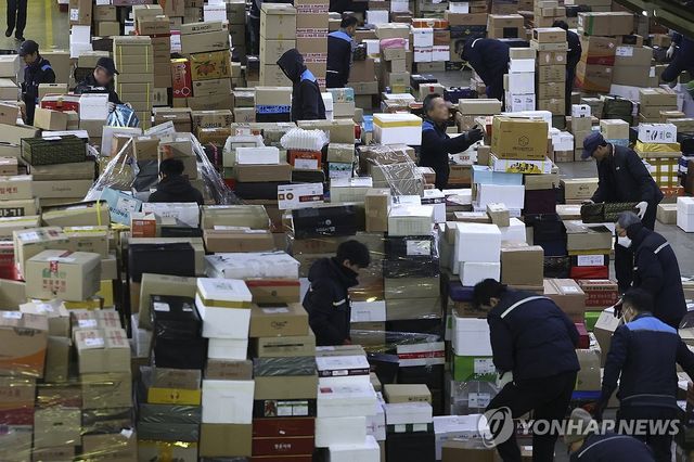 지난 2월 11일 서울 광진구 동서울우편물류센터에서 작업자들이 택배 상자 분류작업을 하고 있다. [연합뉴스 자료사진]