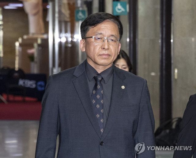 국민의힘 원내대표실 향하는 강동완 중앙선관위 사무총장 직무대리