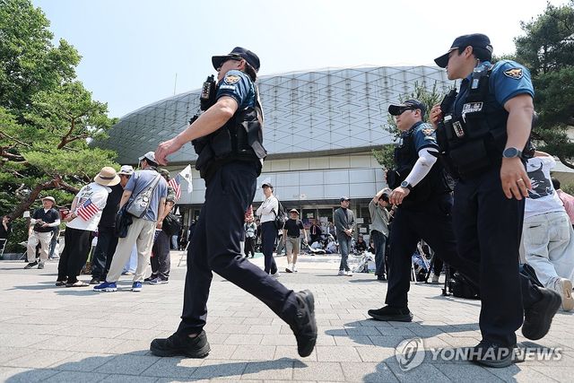 잠실 개표소 시위 계속…경찰ㆍ체육회 오전 진입 시도