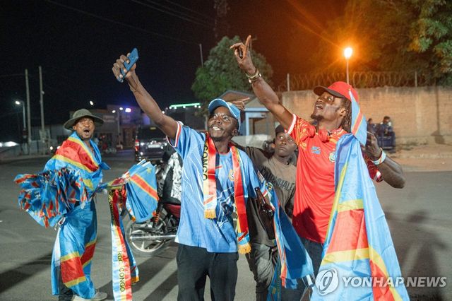 17일 콩고민주공화국 이투리주 부니아에서 시민들이 자국 대표팀의 월드컵 첫 골에 환호하고 있다. [AFP=연합뉴스. 재판매 및 DB 금지]
