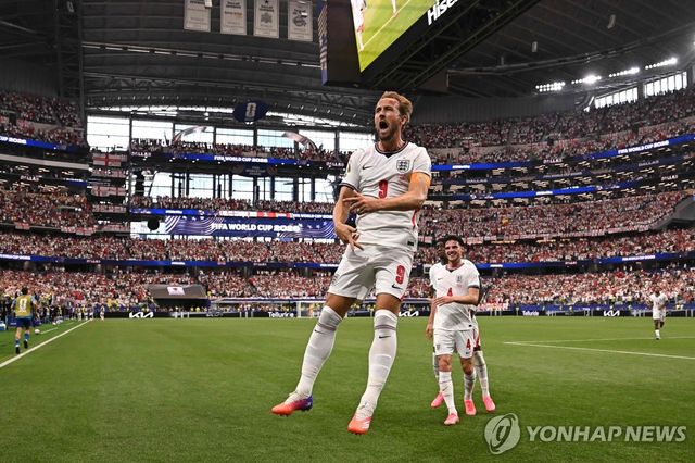 환호하는 해리 케인