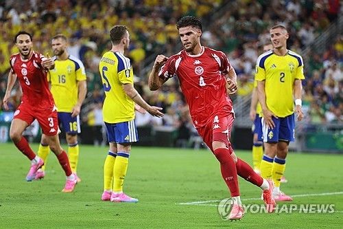 스웨덴전에서 만회 골 넣은 튀니지의 오마르 레키크(4번)