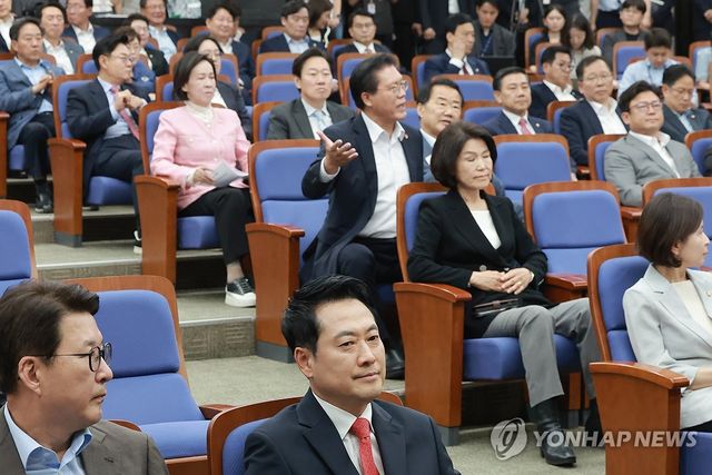 공개 발언 요청하는 국민의힘 송석준 의원