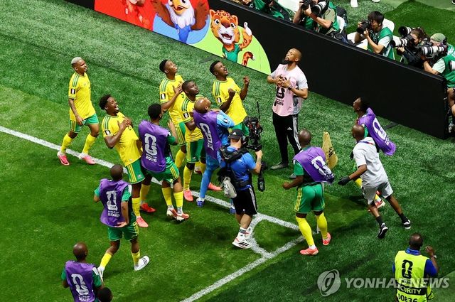 모코에나의 페널티킥 동점 골에 환호하는 남아공 선수들