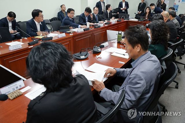 김성환 기후부 장관, 송전탑 반대 지역별 대표들과 간담회