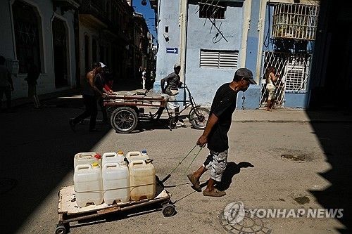 식수를 옮기는 쿠바 시민
