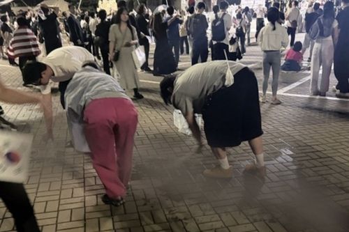 잠실 개표소 시위 참가자들이 바닥의 핏자국을 닦는 모습