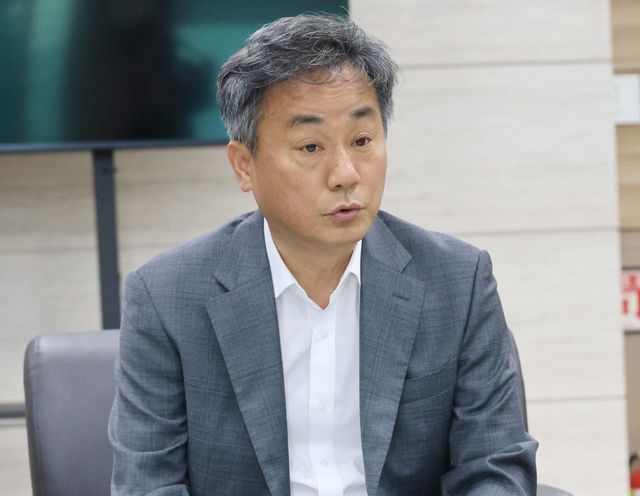 브리핑하는 변우열 대변인