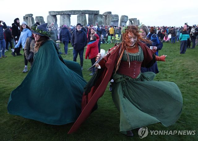 2025년 동지를 기념하는 사람들