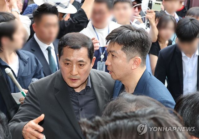 '개표소 봉쇄 시위', 진입 막힌 유승민 대한체육회장