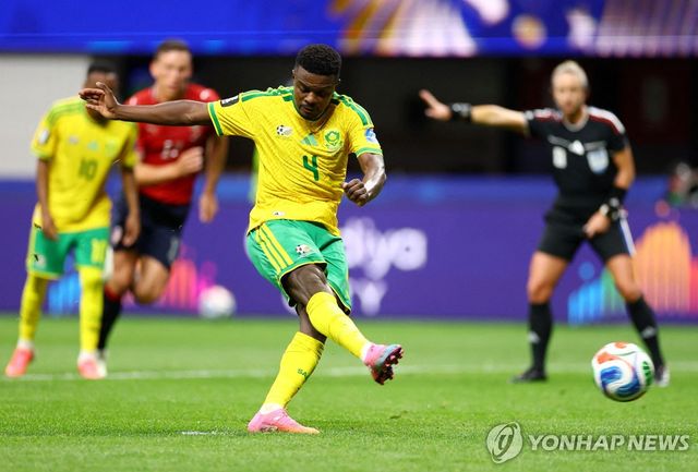 남아공 모코에나의 PK 동점골 장면