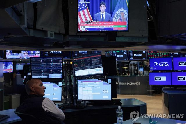 연준 발표를 지켜보는 뉴욕증권거래소 트레이더들