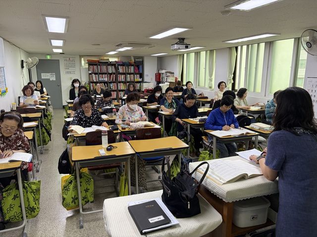 오전 10시 한창 수업 진행 중인 일성여자중고등학교 교실