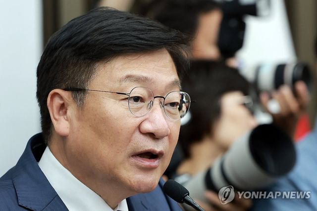 의원총회에서 발언하는 국민의힘 정점식 원내대표
