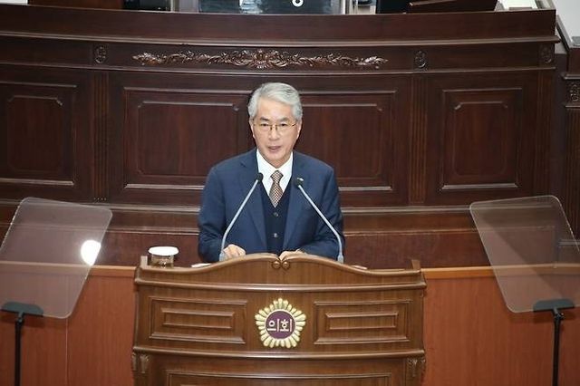 2025년 경남도의회에서 발언하는 박종훈 경남도교육감
