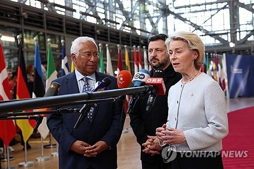 18일(현지시간) EU 정상회의에서 기자회견을 하는 폰데어라이엔 EU 집행위원장, 젤렌스키 우크라이나 대통령, 코스타 EU 정상회의 상임의장(오른쪽부터) [로이터=연합뉴스. 재판매 및 DB 금지] 