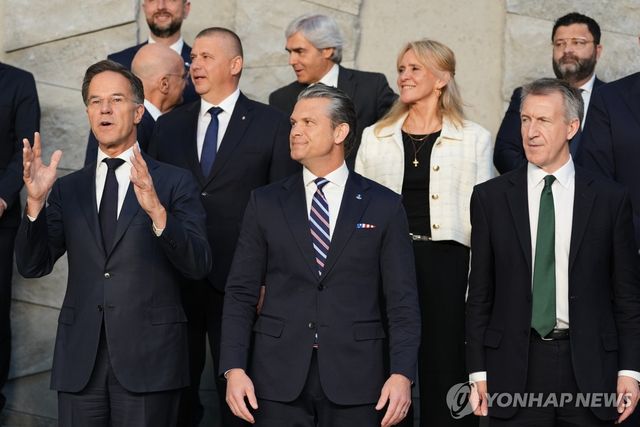 18일 브뤼셀 나토 본부에서 열린 나토 국방장관 회의에서 기념촬영을 하는 참석자들 [AP=연합뉴스. 재판매 및 DB 금지]