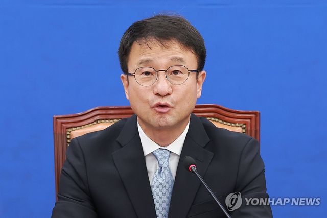 정책조정회의에서 발언하는 민주당 한병도 원내대표