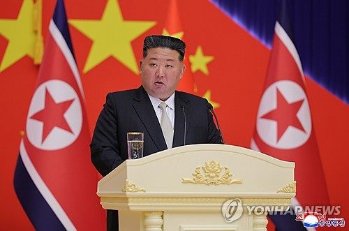 연회에서 연설하는 김정은