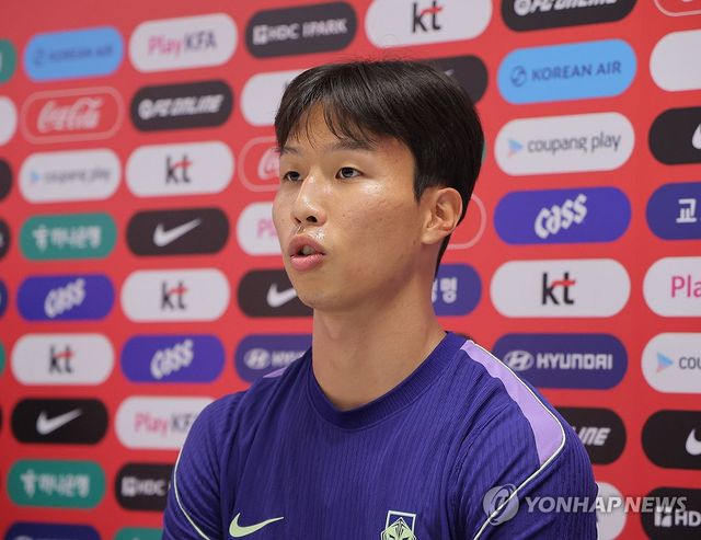 멕시코전 다음날 기자회견하는 엄지성