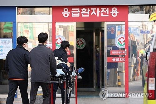 호남지역의 한 대학병원 응급실 앞에서 이송되는 환자 모습 [연합뉴스 자료사진]