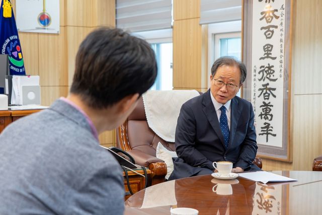 연합뉴스와 인터뷰하는 김석준 부산시교육감