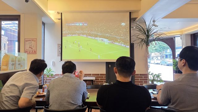 울산의 한 식당에서 경기 지켜보는 시민들