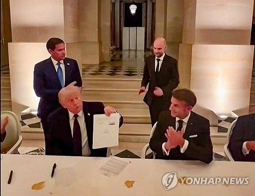 베르사유궁에서 종전 MOU에 서명한 트럼프