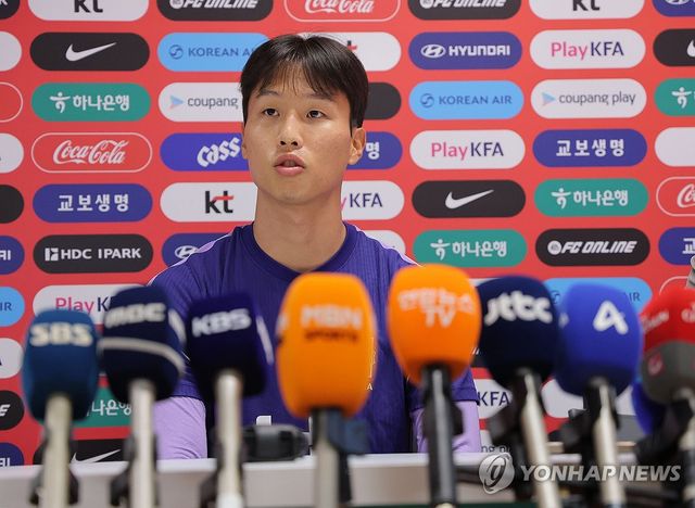멕시코전 다음날 기자회견하는 엄지성