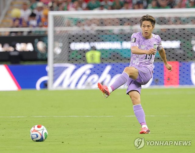 패스하는 이강인