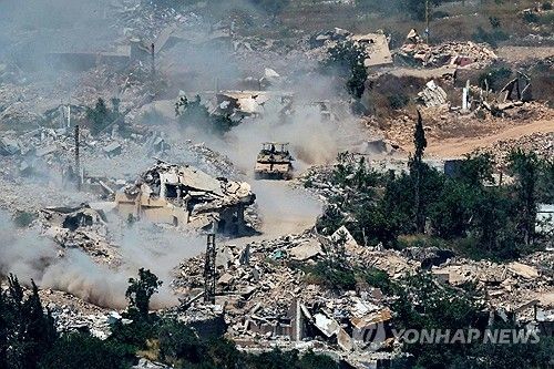 파괴된 레바논 남부를 지나가는 이스라엘 탱크