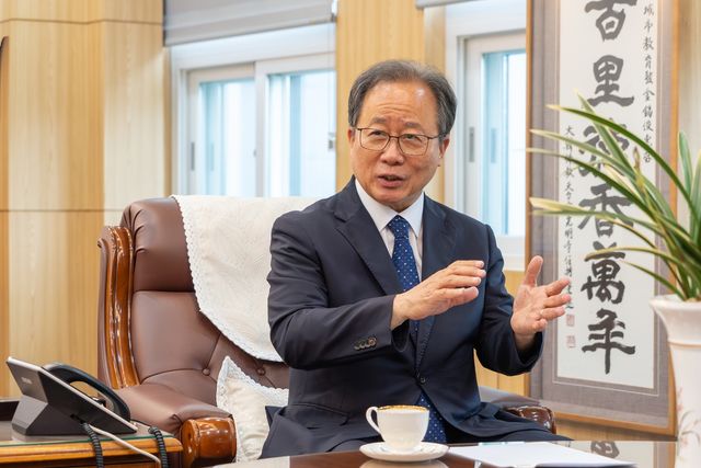 연합뉴스와 인터뷰하는 김석준 부산시교육감