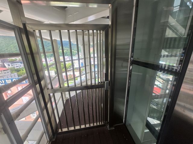 굳게 닫힌 4층 진입문