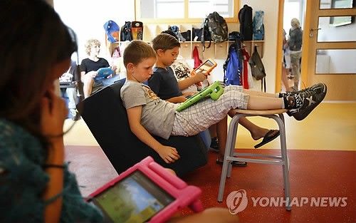 태블릿을 사용해서 학습하는 유럽의 초등학교 학생들 [EPA 연합뉴스 자료사진. 재판매 및 DB 금지] 