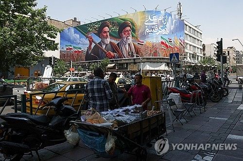 역대 이란 최고지도자들의 초상이 걸려 있는 이란 테헤란 시내 