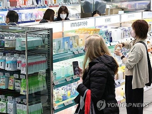 한국 화장품 고르는 외국인들
