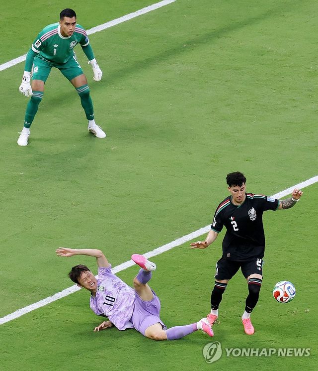 볼경합 벌이는 이재성과 호르헤 산체스