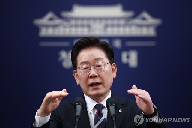 취재진 질문에 답하는 이재명 대통령