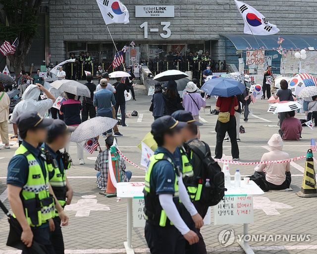 개표소 봉쇄 시위 계속