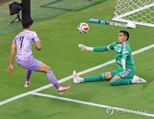 슛 시도하는 손흥민