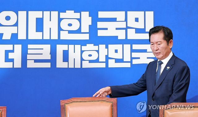 더불어민주당 최고위원회의 참석하는 정청래 대표