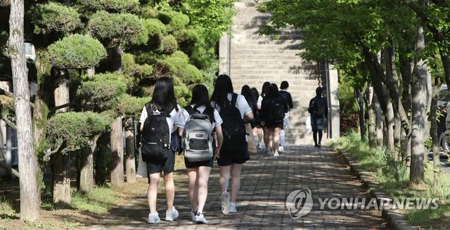 등교하는 학생들