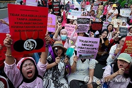 지난 18일 인도네시아서 기름값 인하와 무상급식 사업 중단을 촉구하는 여성단체
