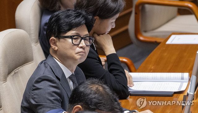 국민의힘 의원석 방향 바라보는 한동훈 의원