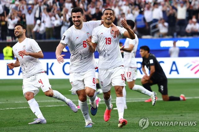 뉴질랜드 전에서 동점 골을 넣고 기뻐하는 이란 선수들