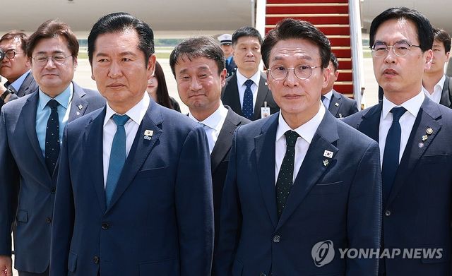 이재명 대통령 영접 나온 정청래 대표와 김민석 총리
