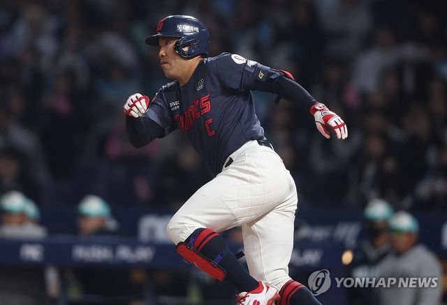 롯데 4번 타자 전준우 안타