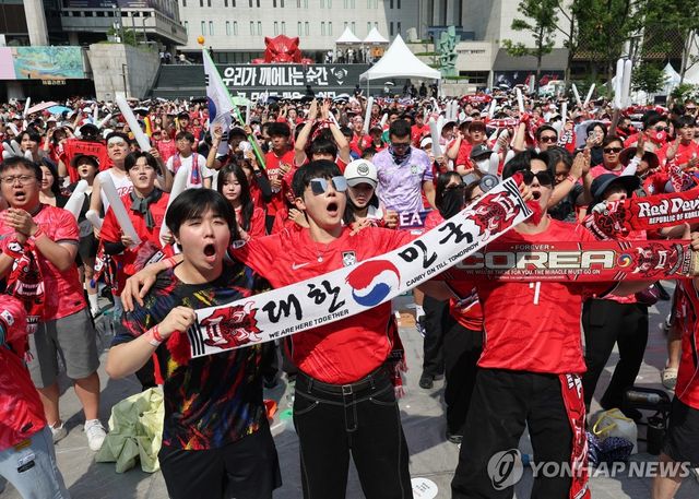 광화문광장 가득 메운 붉은 물결