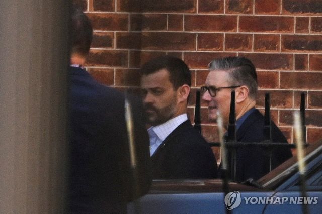 19일 다우닝가 뒤편으로 조용히 빠져나가는 스타머 총리